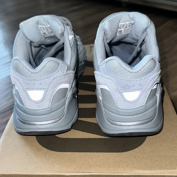 Yeezy 700 - Picture 4 of 5